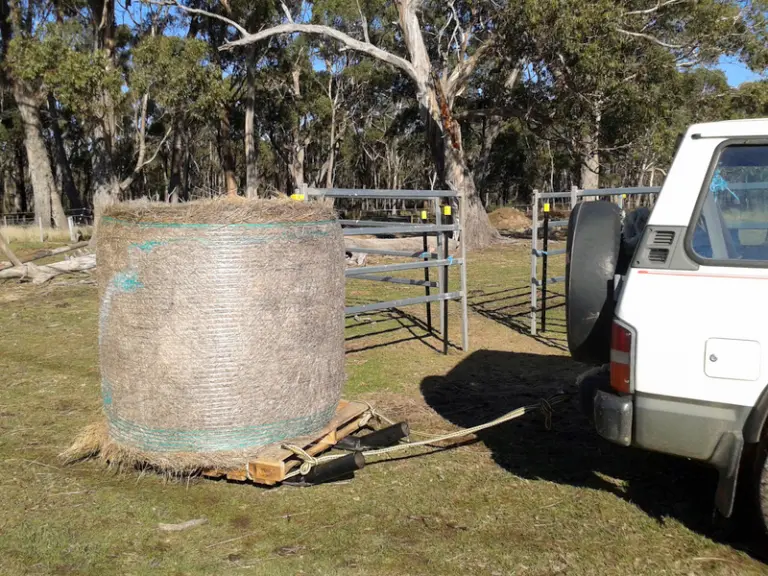Easy pallet sled for moving round bales